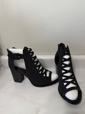 Women’s Black Peep Toe Block Heel Sandals